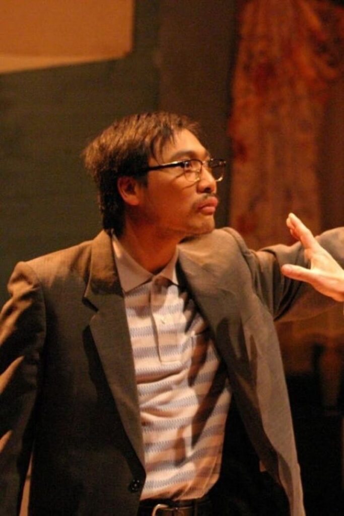 潘燦良在香港話劇團《家庭作孽 A Small Family Business》（2004）中飾演何必達